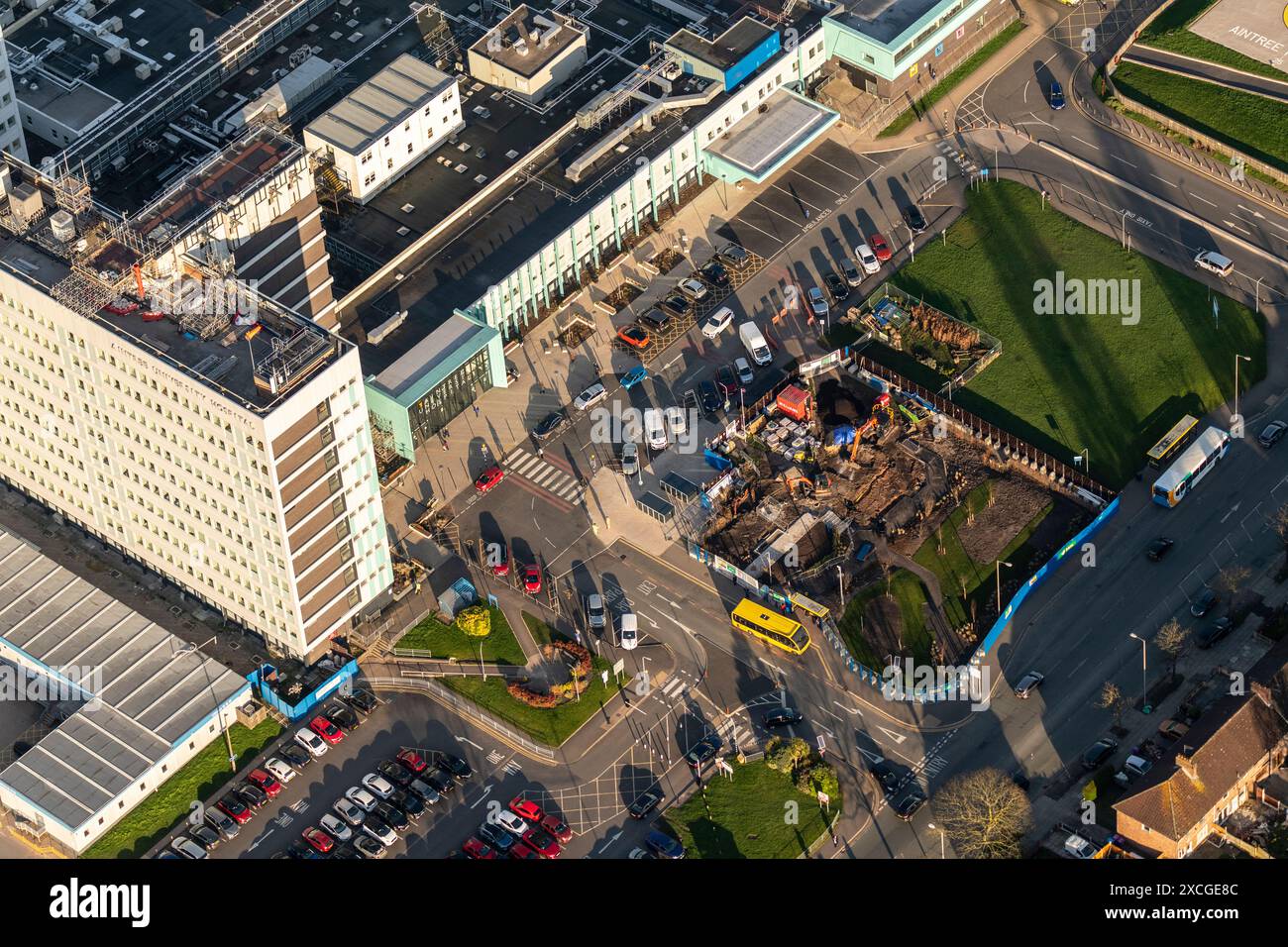 Luftbild des Liverpool Aintree University Hospital aus 1500 Fuß, das den Fortschritt der Bauarbeiten zeigt Stockfoto