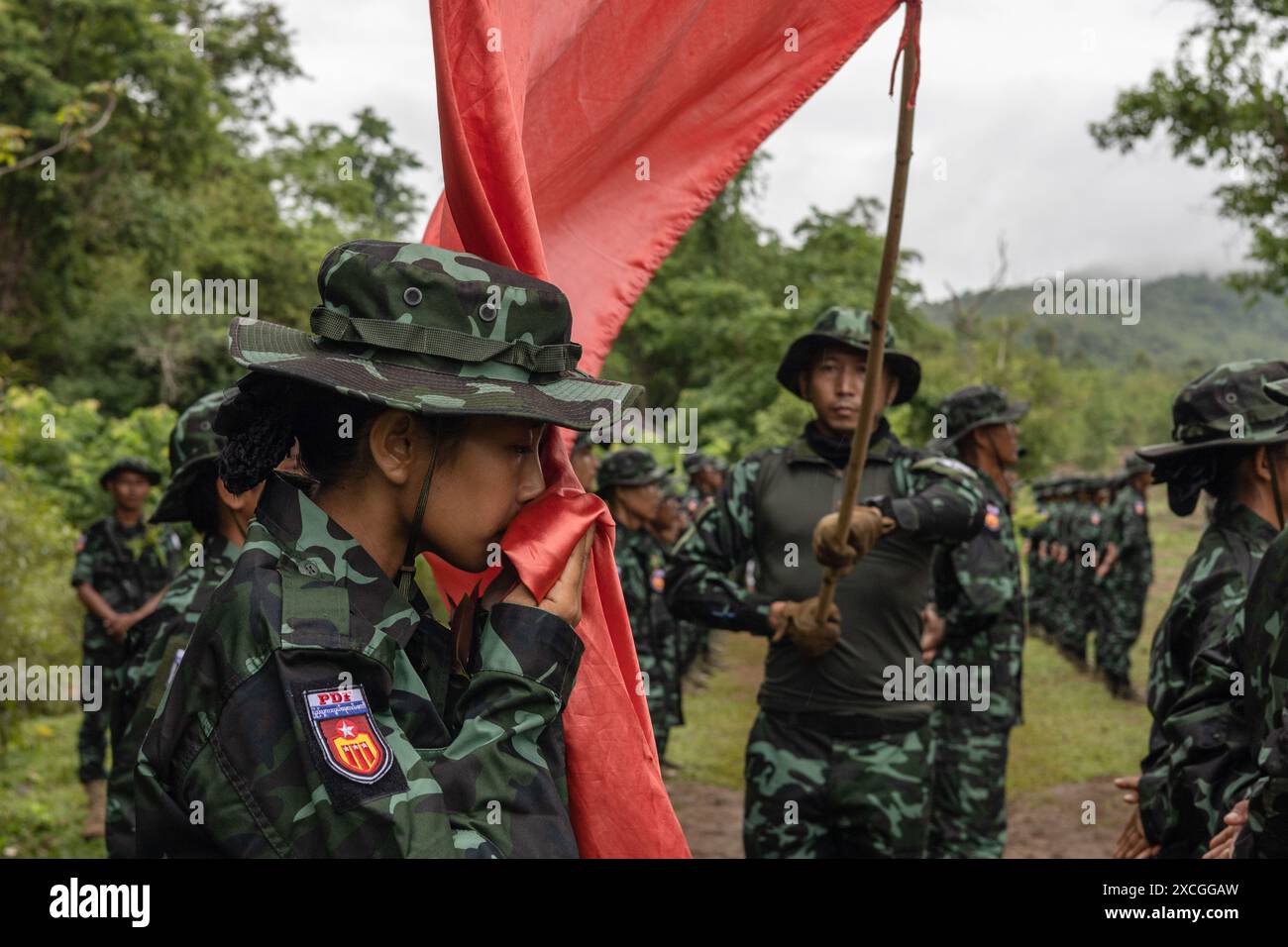 Myanmar. Mai 2024. Die Special Operation Group, SOG, Zweig der Volksverteidigungsstreitkräfte, PDF neues Mitglied küsst die Flagge bei der militärischen Abschlussfeier. Nachdem die Junta das Wehrpflichtgesetz bestätigt hatte, kehrten die Jugendlichen Myanmars in das von der Karen National Union kontrollierte Gebiet zurück. Das Regime gab an, dass 14 Millionen Menschen (6,3 Millionen Männer und 7,7 Millionen Frauen) berechtigt sind, an dem obligatorischen Wehrpflichtgesetz teilzunehmen. (Credit Image: © Sit Htet Aung/SOPA Images via ZUMA Press Wire) NUR REDAKTIONELLE VERWENDUNG! Nicht für kommerzielle ZWECKE! Stockfoto