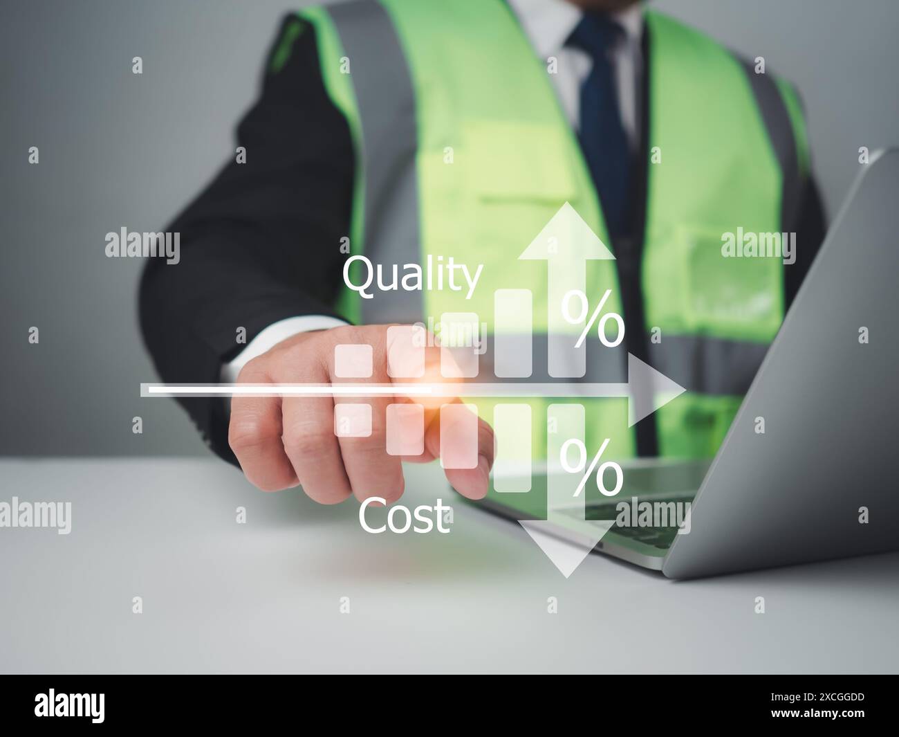 Kosten- und Qualitätssicherung, Bauplanung, Strukturberechnung, Baukostenplanung, Architekt oder Ingenieur, der mit Qualitätssicherung arbeitet Stockfoto
