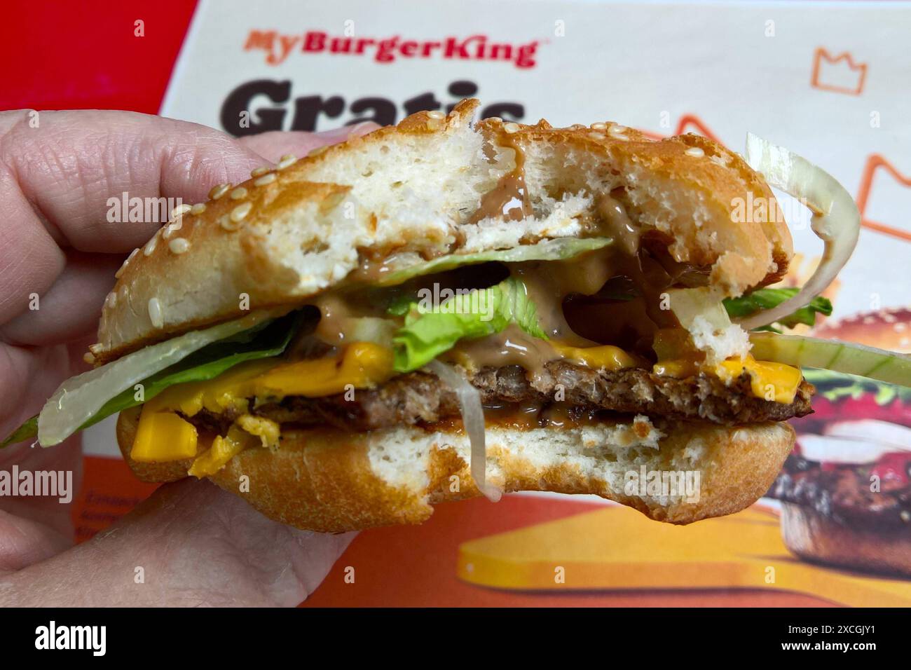 Burger King Fastfood - Restaurant. BurgerKing ist eine US-amerikanische Schnellrestaurantkette mit Sitz im Miami-Dade County, Florida, die als Systemgastronomie ein weltweites Restaurantnetz aufgebaut hat. Die rund 17800 Restaurants werden zu rund 90 Prozent von selbständigen Franchisepartnern geführt. Burger King gehört zusammen mit Tim Hortons und Popeyes Louisiana Kitchen zu Restaurant Brands International, die ihren Sitz im kanadischen Oakville Hut. Foto: Teriyaki Whooper Jr *** Burger King Fast-Food-Restaurant BurgerKing ist eine amerikanische Fast-Food-Restaurantkette mit Sitz in Miami Dade County Stockfoto