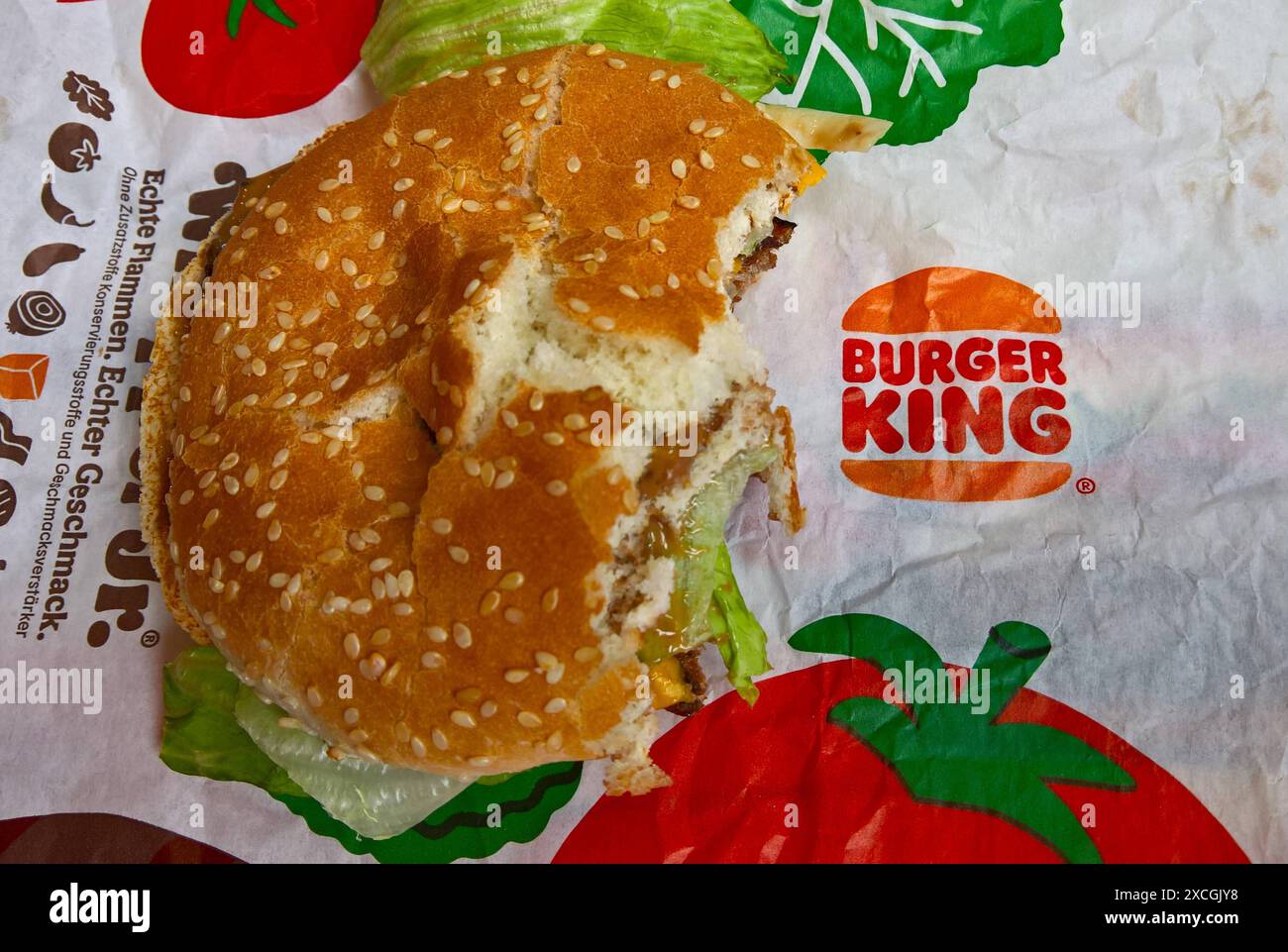 Burger King Fastfood - Restaurant. BurgerKing ist eine US-amerikanische Schnellrestaurantkette mit Sitz im Miami-Dade County, Florida, die als Systemgastronomie ein weltweites Restaurantnetz aufgebaut hat. Die rund 17800 Restaurants werden zu rund 90 Prozent von selbständigen Franchisepartnern geführt. Burger King gehört zusammen mit Tim Hortons und Popeyes Louisiana Kitchen zu Restaurant Brands International, die ihren Sitz im kanadischen Oakville Hut. Foto: Teriyaki Whooper Jr *** Burger King Fast-Food-Restaurant BurgerKing ist eine amerikanische Fast-Food-Restaurantkette mit Sitz in Miami Dade County Stockfoto
