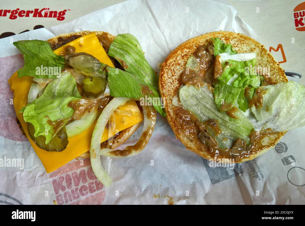 Burger King Fastfood - Restaurant. BurgerKing ist eine US-amerikanische Schnellrestaurantkette mit Sitz im Miami-Dade County, Florida, die als Systemgastronomie ein weltweites Restaurantnetz aufgebaut hat. Die rund 17800 Restaurants werden zu rund 90 Prozent von selbständigen Franchisepartnern geführt. Burger King gehört zusammen mit Tim Hortons und Popeyes Louisiana Kitchen zu Restaurant Brands International, die ihren Sitz im kanadischen Oakville Hut. Foto: Teriyaki Whooper Jr *** Burger King Fast-Food-Restaurant BurgerKing ist eine amerikanische Fast-Food-Restaurantkette mit Sitz in Miami Dade County Stockfoto