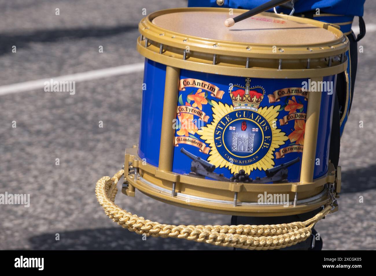 Side Drum of Castle Guards Flötenband aus Carrickfergus - auf Parade am Samstag, den 8. Juni 2024 bei der Orange Order Royal Landing Parade. Stockfoto