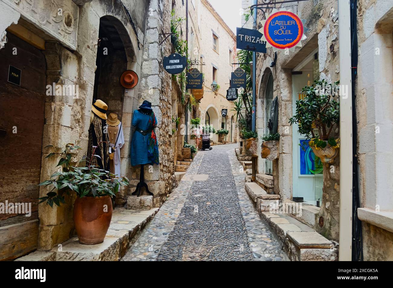 Historische Gasse in Saint Paul de Vence, Südfrankreich. Als Cote d Azur, italienisch Costa Azzurra, deutsch azurblaue Küste, wird ein Teilstück der französischen Mittelmeerküste bezeichnet, gleichzeitig Teil der provenzalischen Küste. Im Englischen wird üblicherweise die Bezeichnung French Riviera verwendet. Neben den Residenzen vieler prominenter Persönlichkeiten ist die französische Riviera ein beliebtes Urlaubsgebiet in Frankreich. *** Historische Gasse in Saint Paul de Vence, Südfrankreich die Cote d Azur, italienische Costa Azzurra, deutsche azurblaue Küste, ist der Name eines Abschnitts von Th Stockfoto