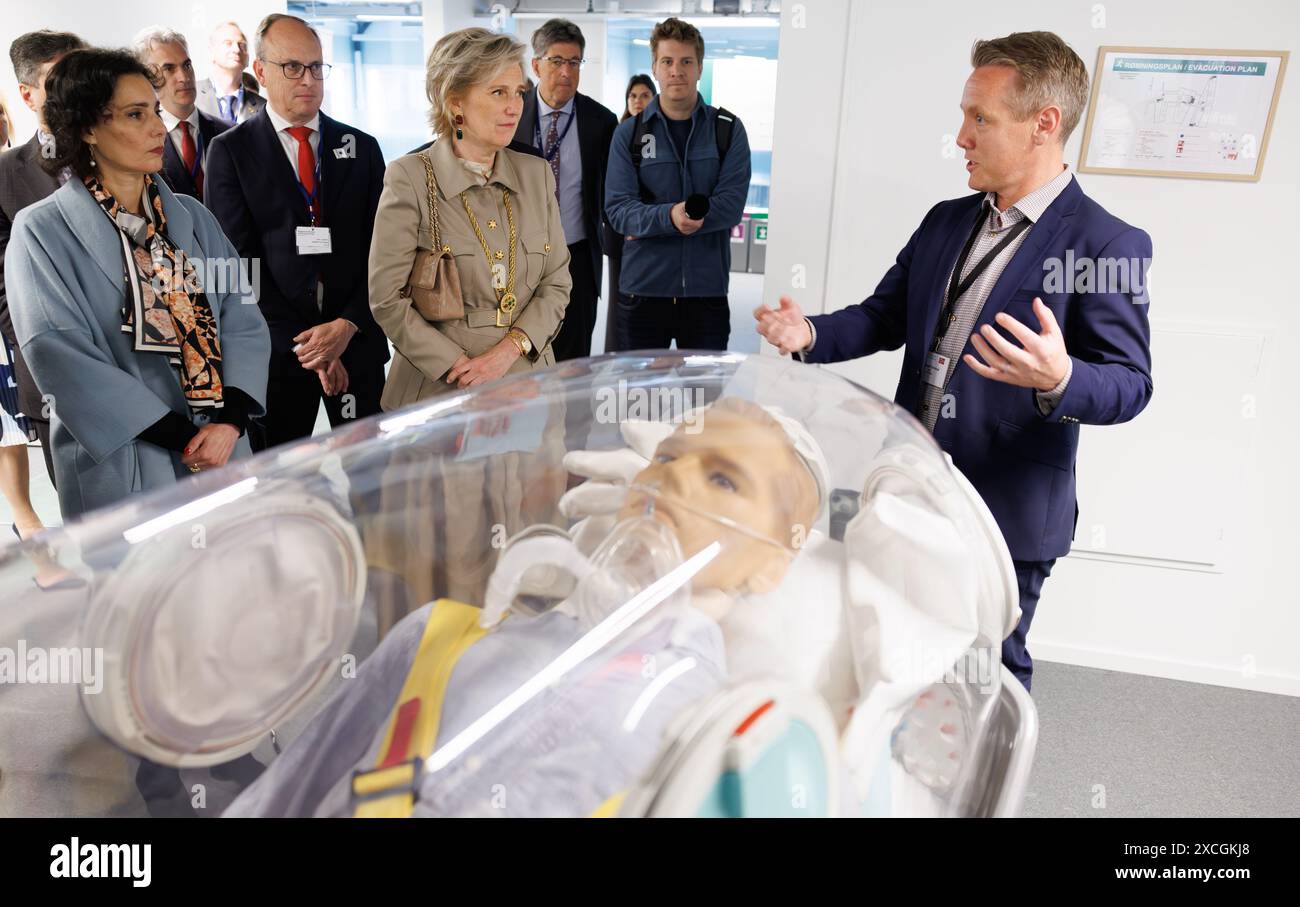 Oslo, Norwegen. Juni 2024. Die belgische Außenministerin Hadja Lahbib und Prinzessin Astrid von Belgien, die sich während eines Besuchs des belgischen und norwegischen Tages der Biowissenschaften im Wissenschaftspark Oslo, Teil einer Wirtschaftsmission nach Norwegen, am Montag, den 17. Juni 2024, auf dem die Zukunft der Gesundheit und Biotechnologie erforscht wurde. Die belgische Prinzessin leitet eine belgische Delegation, die in den nächsten vier Tagen über Energiewende, Kreislaufwirtschaft, Biowissenschaften und Design diskutieren soll. BELGA FOTO BENOIT DOPPAGNE Credit: Belga News Agency/Alamy Live News Stockfoto