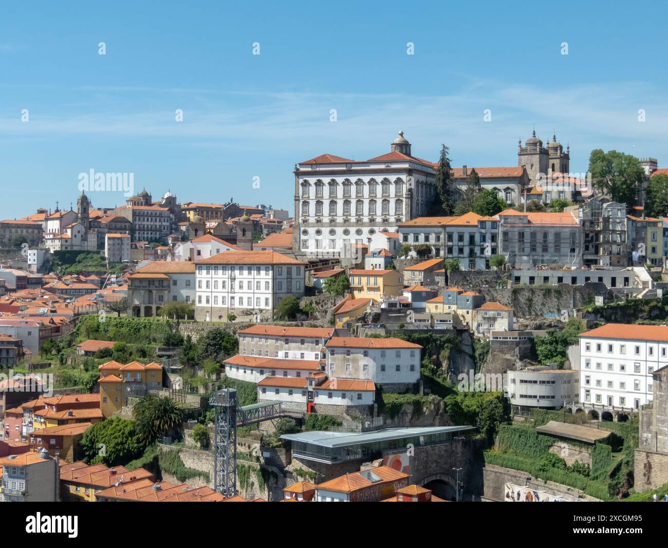 PORTO, PORTUGAL - 24. APRIL 2024: Blick auf das Stadtzentrum von Porto von der Brücke Luis 1. Stockfoto