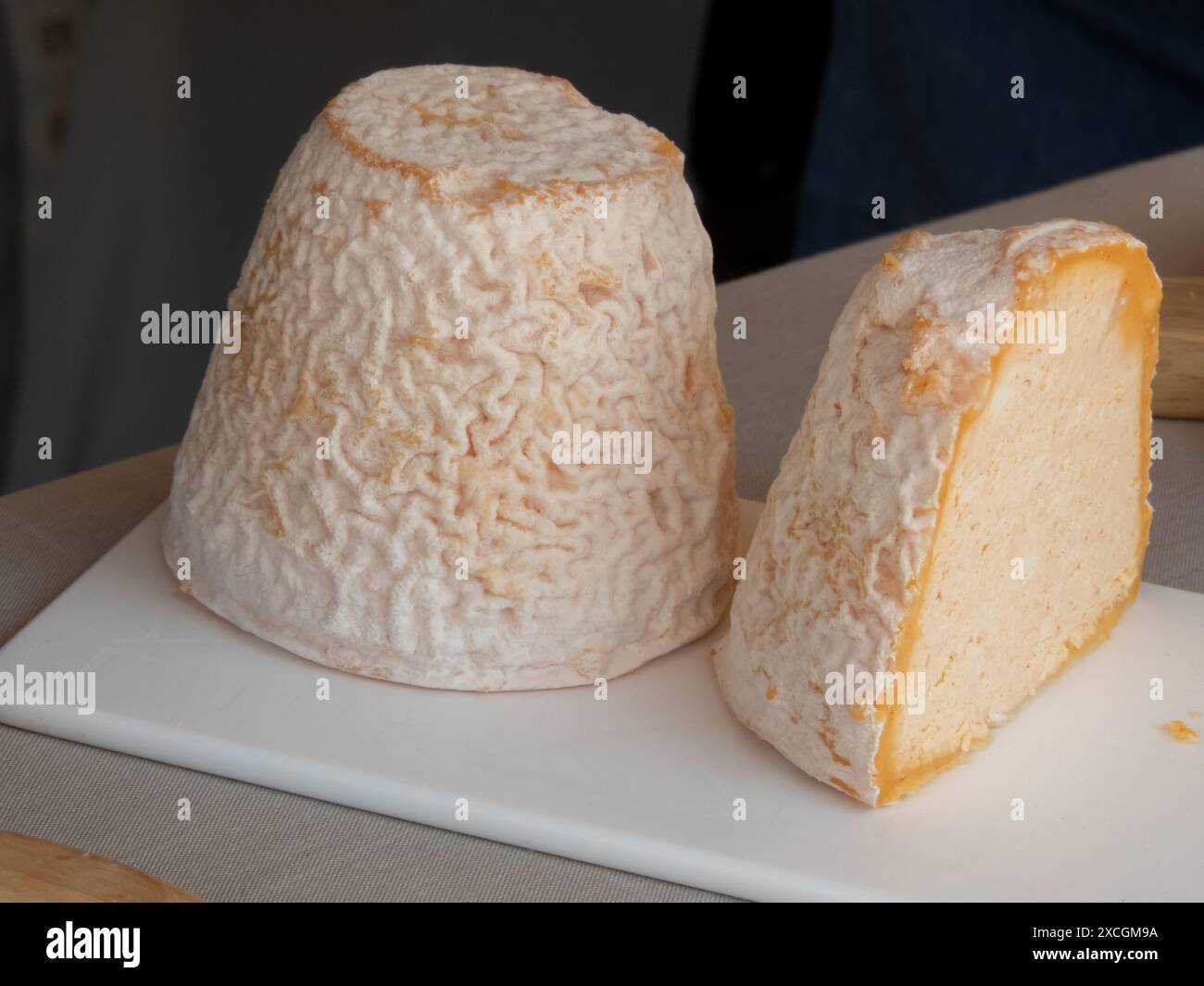 OVIEDO, SPANIEN - 10. MAI 2024: Exquisiter Rey Silo-Käse aus der Nähe der Messe der Himmelfahrt in Oviedo, Asturien, Spanien. Stockfoto