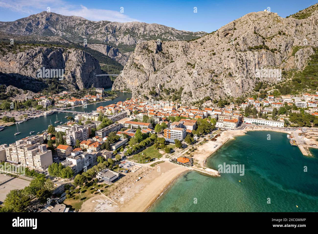 Luftbild Omis Strand Velika Plaza und Omis aus der Luft gesehen, Kroatien, Europa Velika Plaza Strand und Omis von oben gesehen, Kroatien, Europa *** Aer Stockfoto