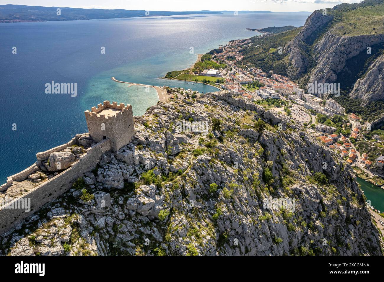 Luftbild Festung Starigrad die Festung Starigrad und Omis aus der Luft gesehen, Kroatien, Europa Starigrad Festung und Omis von oben gesehen, Omis, CR Stockfoto