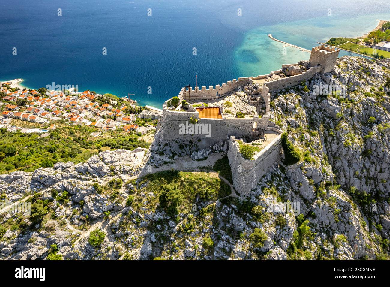 Luftbild Festung Starigrad die Festung Starigrad und Omis aus der Luft gesehen, Kroatien, Europa Starigrad Festung und Omis von oben gesehen, Omis, CR Stockfoto