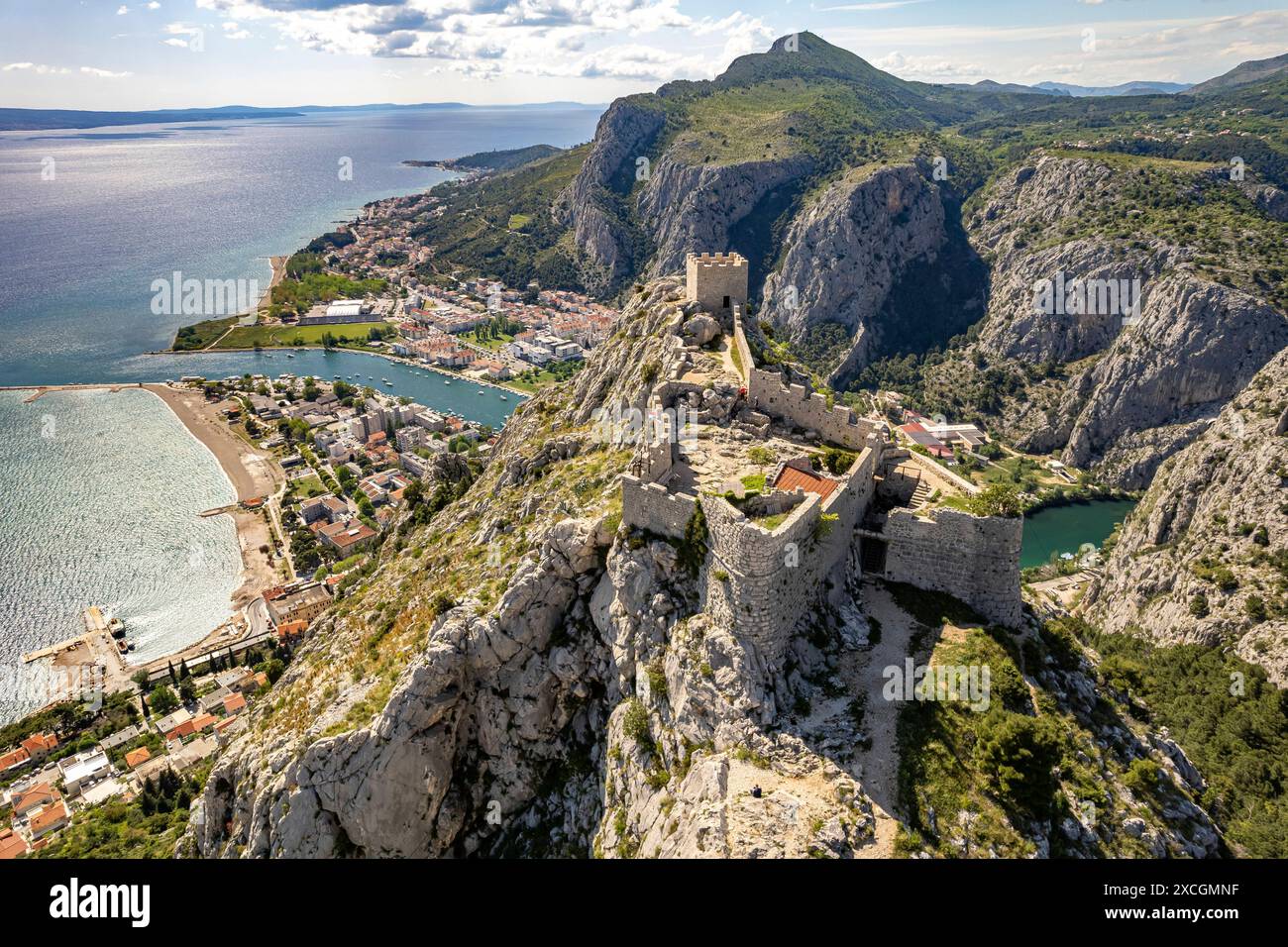 Luftbild Festung Starigrad die Festung Starigrad und Omis aus der Luft gesehen, Kroatien, Europa Starigrad Festung und Omis von oben gesehen, Omis, CR Stockfoto