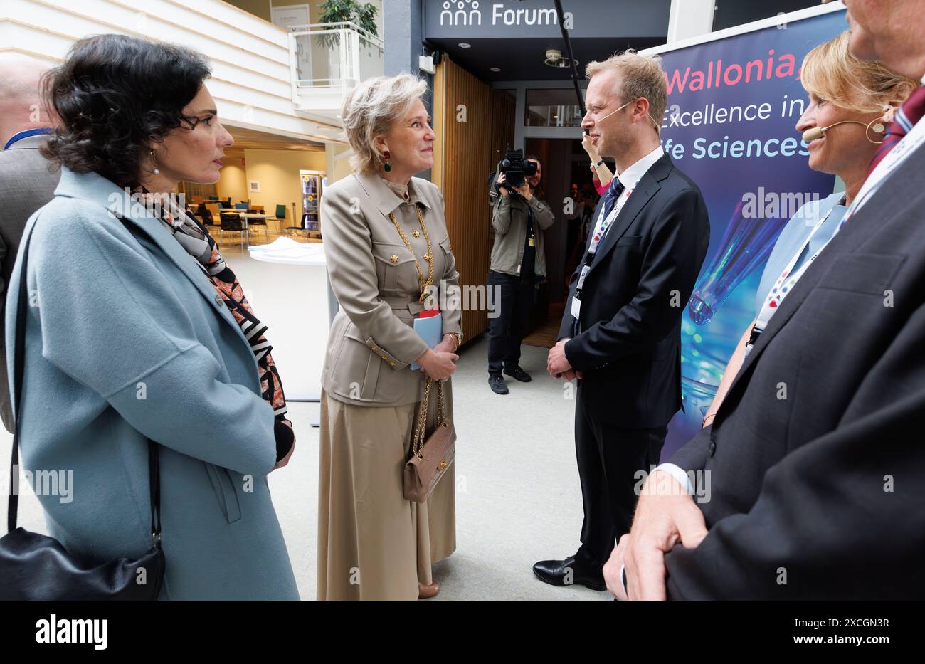 Oslo, Norwegen. Juni 2024. Die belgische Außenministerin Hadja Lahbib und Prinzessin Astrid von Belgien, die sich während eines Besuchs des belgischen und norwegischen Tages der Biowissenschaften im Wissenschaftspark Oslo, Teil einer Wirtschaftsmission nach Norwegen, am Montag, den 17. Juni 2024, auf dem die Zukunft der Gesundheit und Biotechnologie erforscht wurde. Die belgische Prinzessin leitet eine belgische Delegation, die in den nächsten vier Tagen über Energiewende, Kreislaufwirtschaft, Biowissenschaften und Design diskutieren soll. BELGA FOTO BENOIT DOPPAGNE Credit: Belga News Agency/Alamy Live News Stockfoto