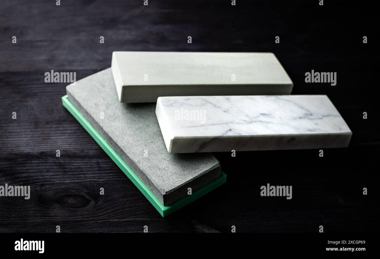 Messerschärfstein Set Für Küchenmesser Liegt Auf Dunklem Tisch Stockfoto