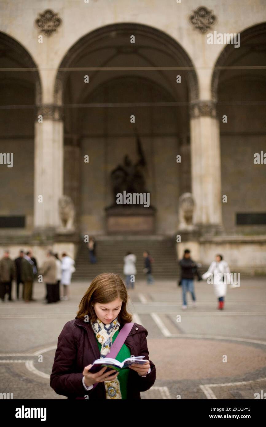 Junge Frau im Urlaub. Stockfoto