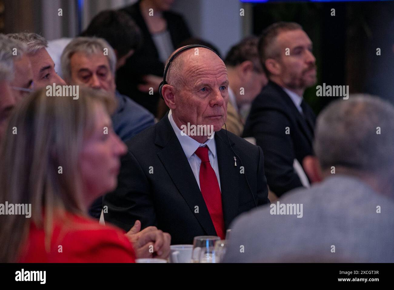 Madrid, Spanien. Juni 2024. Grant Dalton, CEO des America’s Cup Events Barcelona, spricht die Anwesenden bei einem informativen Frühstück in Madrid an. Heute Morgen wurde im Ritz Hotel in Madrid die 37. Ausgabe des America's Cup präsentiert. Die Eröffnungsveranstaltung des Louis Vuitton 37. America's Cup findet am 22. August 2024 in Barcelona statt. Quelle: D. Canales Carvajal / Alamy Live News Stockfoto