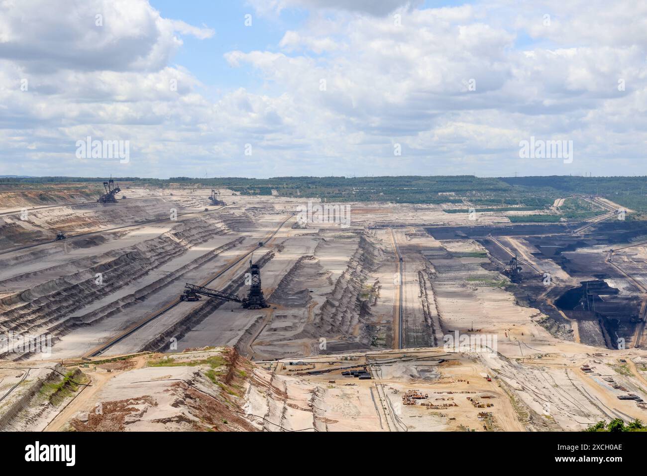 Blick vom Aussichtspunkt Terra Nova 1 auf den Tagebau Hambach, betrieben von der RWE Power AG. Elsdorf, Nordrhein-Westfalen, DEU, Deutschland, 15.06.2024 *** Blick auf den Tagebau Hambach der RWE Power AG Elsdorf, Nordrhein-Westfalen, DEU, Deutschland, 15 06 2024 vom Aussichtspunkt Terra Nova 1 Stockfoto