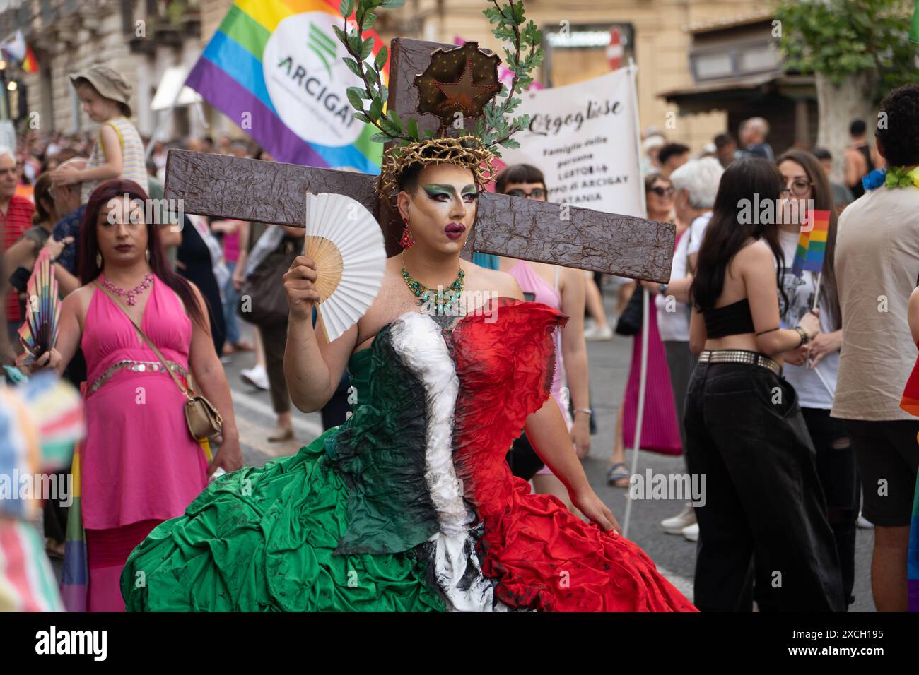 CATANIA, ITALIEN - 15. JUNI 2024: Teilnehmer an der Gay Pride Parade in Catania. Person in einem dramatischen Kostüm in den Farben des Italieners Stockfoto