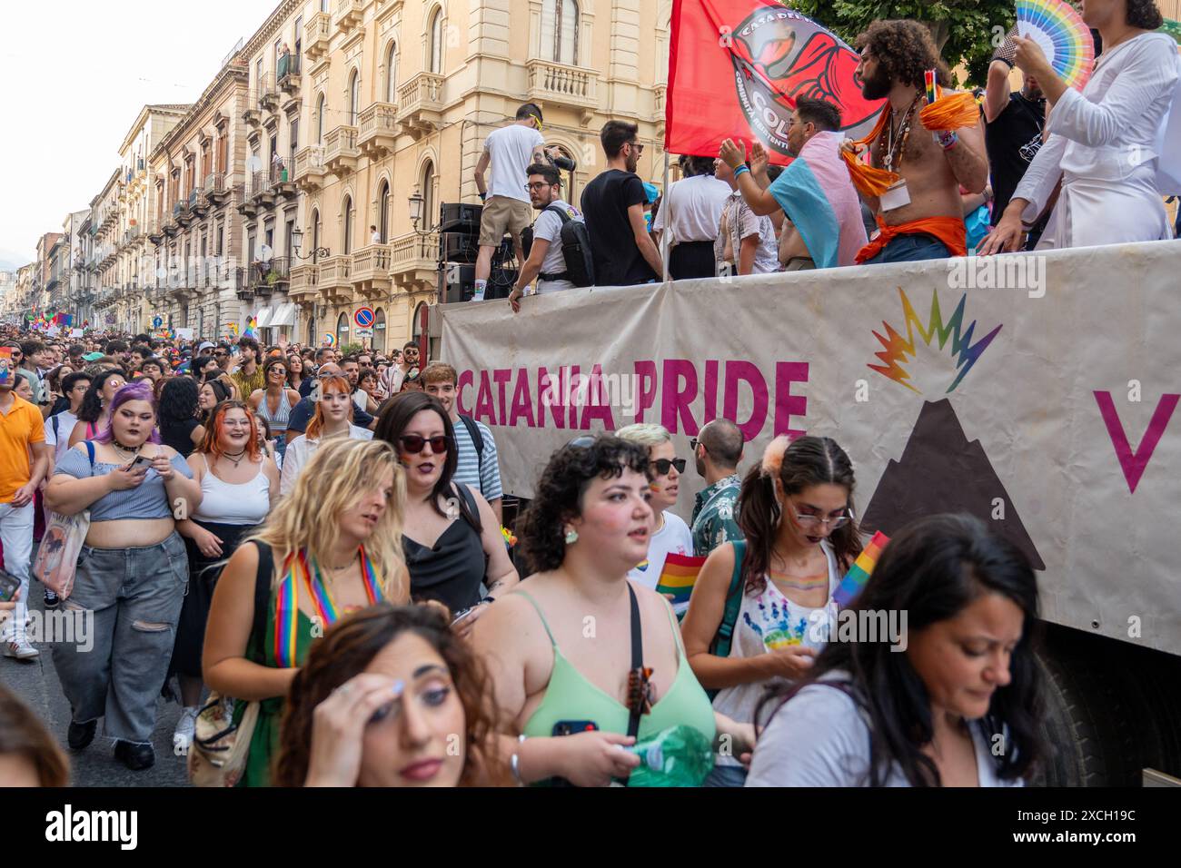 CATANIA, ITALIEN - 15. JUNI 2024: Demonstranten nehmen an der Gay Pride Parade in Catania Teil. Eine Gruppe von Teilnehmern auf einem Float Stockfoto