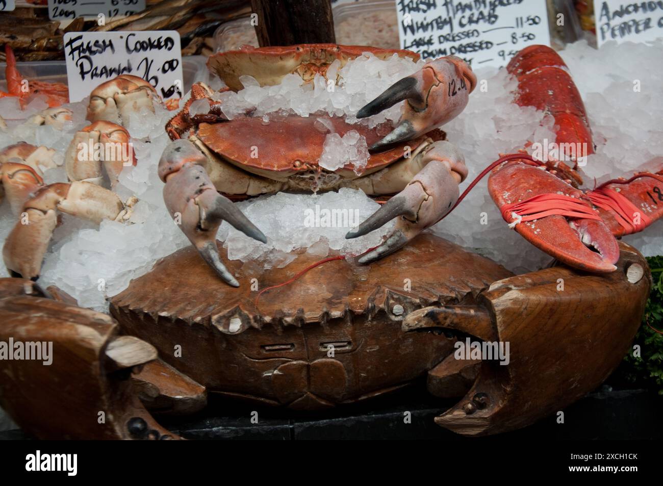 Frischfisch- und Schalentierstand, Borough Market, Bermondsey, Southwark, London, Großbritannien – gekochte Garnelen, Krabben, gekochte Krabben, Hummer, alles unter Eis bis zum Ke Stockfoto