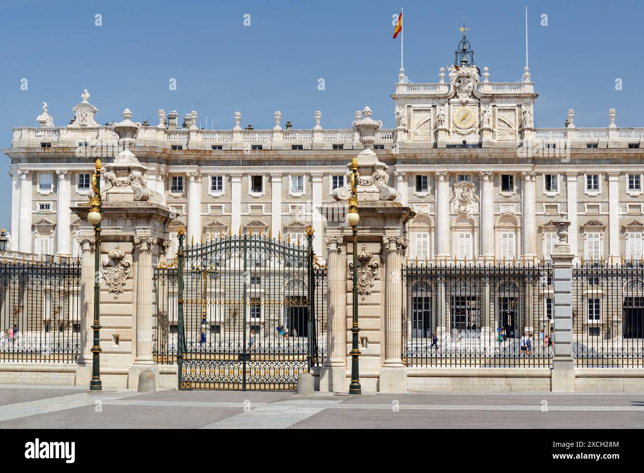 Der Königspalast von Madrid und das Tor zur Plaza de la Armeria in Spanien. Madrid ist ein beliebtes Touristenziel. Stockfoto