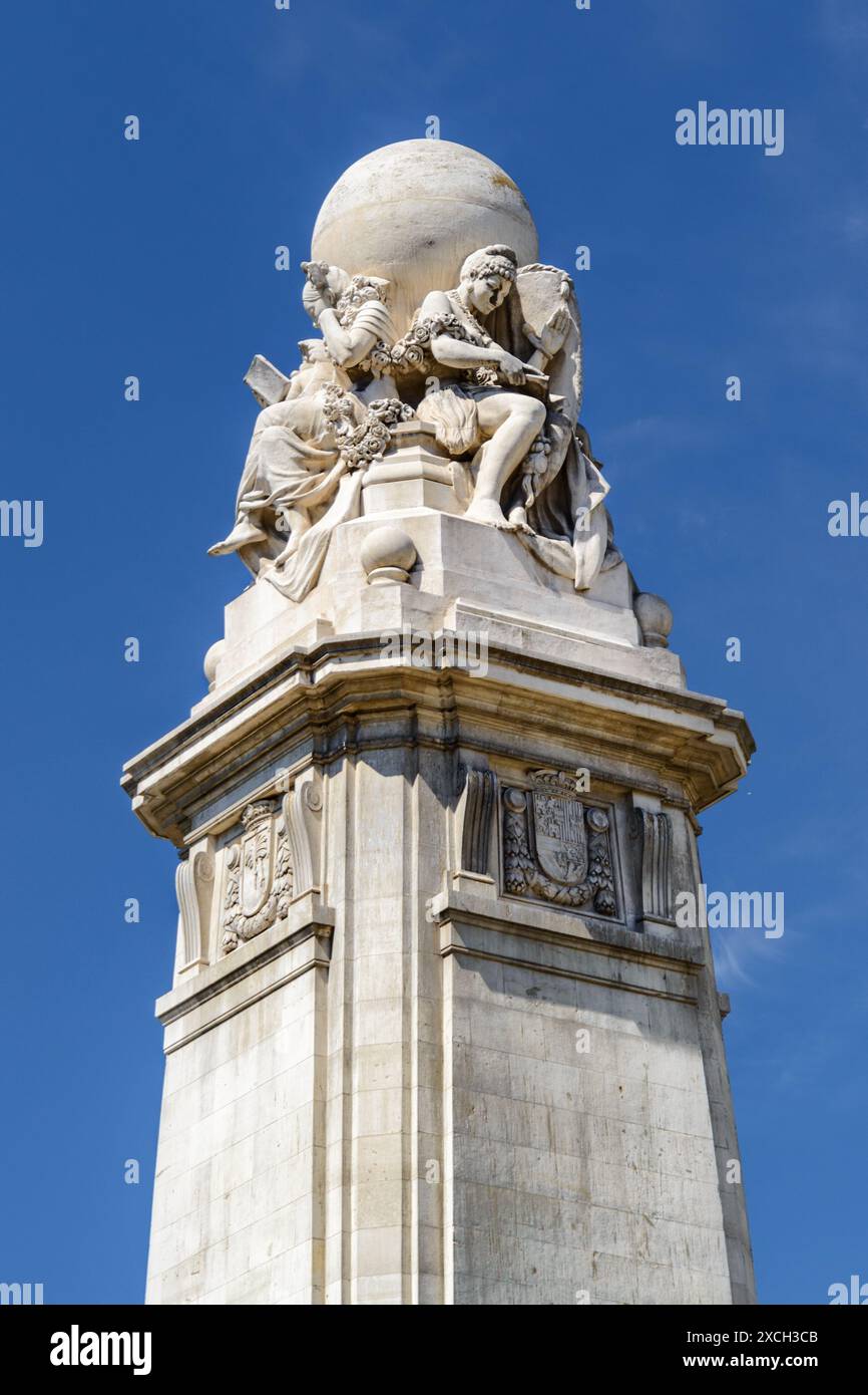 Das Cervantes-Denkmal auf dem spanischen Platz (Plaza de Espana) in Madrid, Spanien. Madrid ist ein beliebtes Touristenziel in Europa. Stockfoto