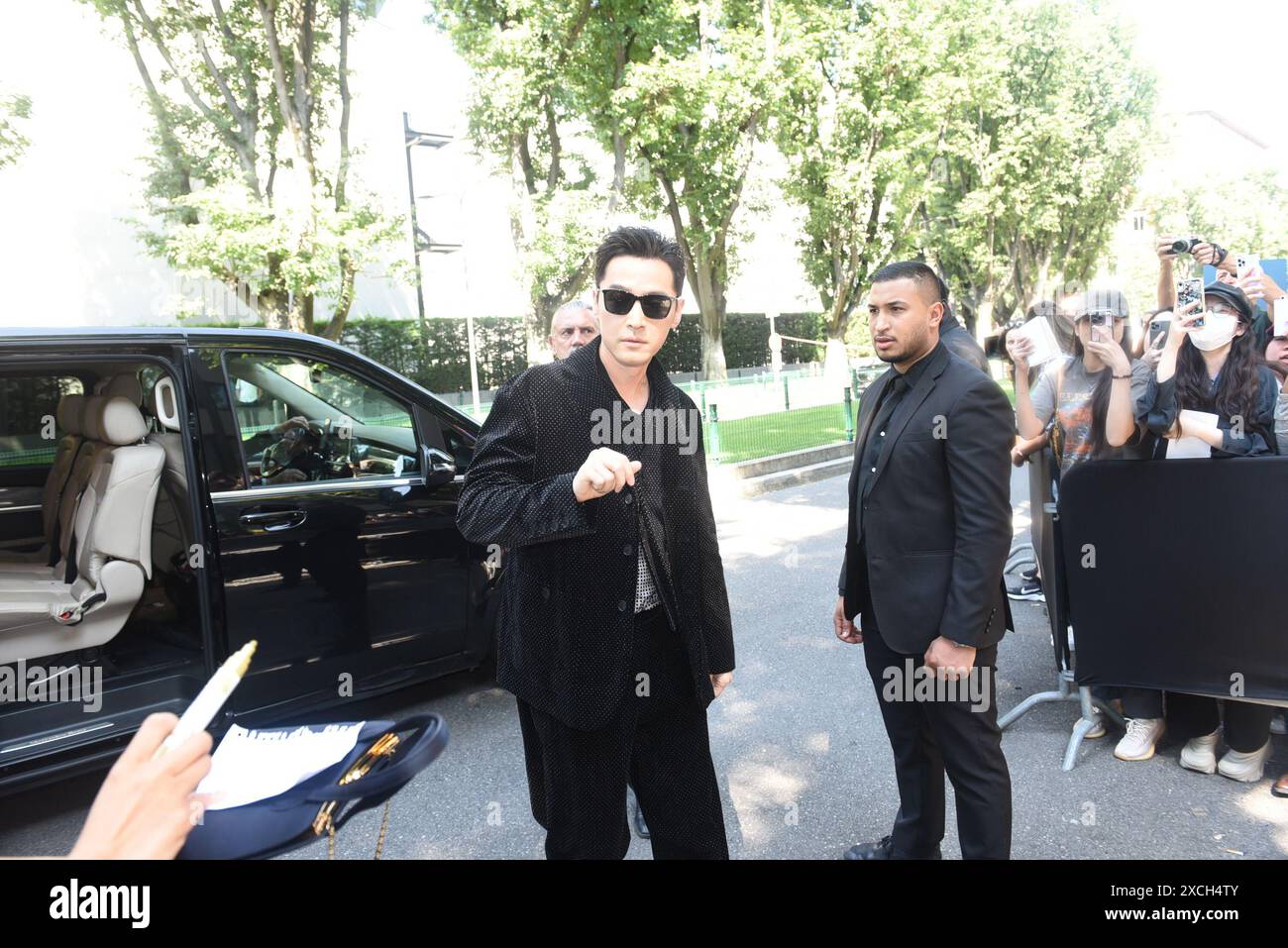 Mailand, Italien. Juni 2024. Der chinesische Schauspieler und Sänger HU GE kommt während der Modenschau GIORGIO ARMANI an, während der Modenwoche Frühjahr/Sommer 2025 (Foto: © Ervin Shulku/ZUMA Press Wire) NUR zur REDAKTIONELLEN VERWENDUNG! Nicht für kommerzielle ZWECKE! Stockfoto