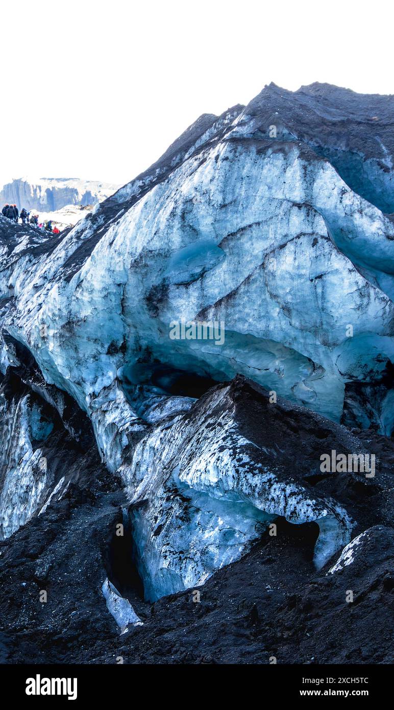 Ein großer Eisblock, Detail des Solheimajokull-Gletschers, Island. Die Szene ist kalt und isoliert Stockfoto