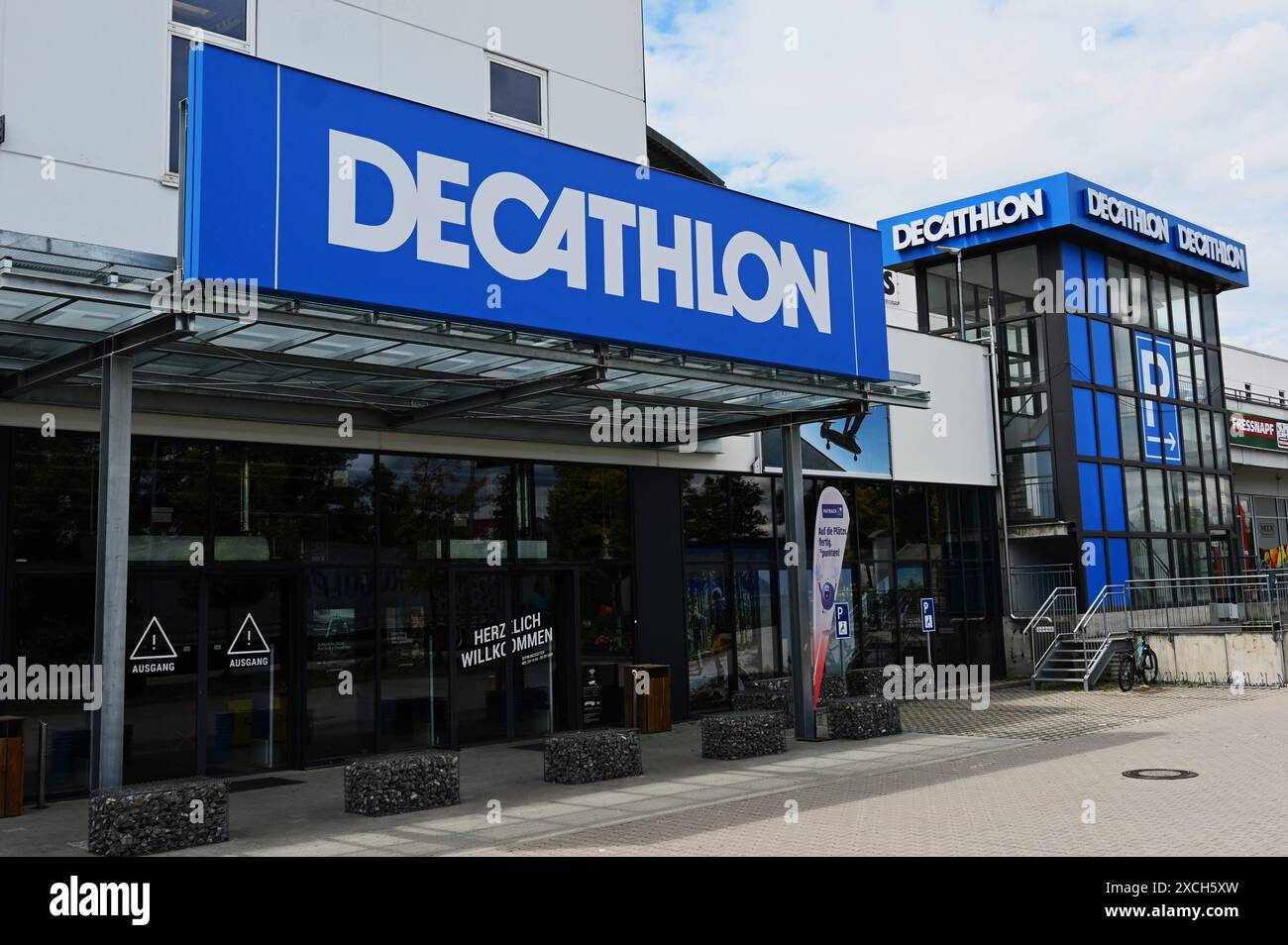 Decathlon ist ein Hersteller und Händler von Sportgeräten und Bekleidung aus Frankreich. Das Sortiment des 1976 gegründeten Unternehmens bietet Passion Brands in weltweit über 1000 Filialen. Foto: Decathlon Sportgeschäft-Filiale *** Decathlon ist ein Hersteller und Einzelhändler von Sportausrüstung und -Bekleidung aus Frankreich. Das 1976 gegründete Unternehmen bietet Passion Brands in mehr als 1000 Filialen weltweit im Sportshop Photo Decathlon an Stockfoto