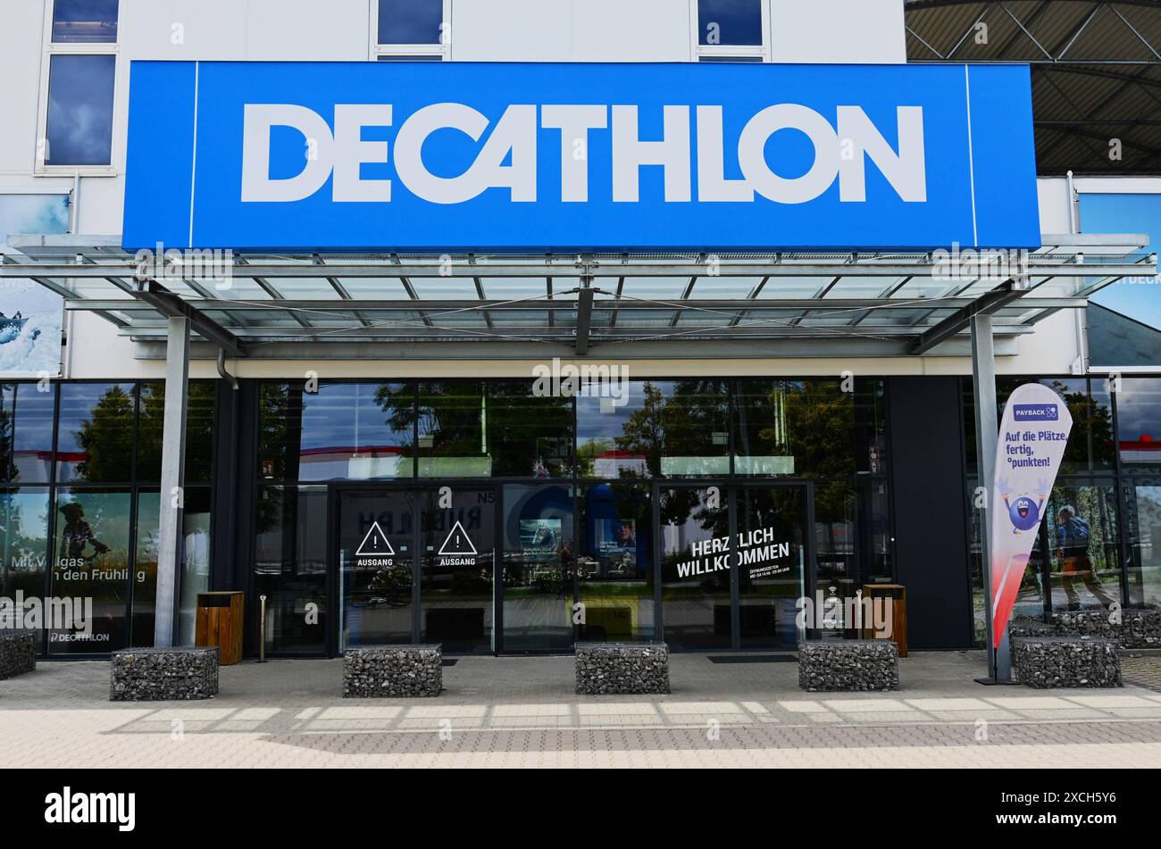 Decathlon ist ein Hersteller und Händler von Sportgeräten und Bekleidung aus Frankreich. Das Sortiment des 1976 gegründeten Unternehmens bietet Passion Brands in weltweit über 1000 Filialen. Foto: Decathlon Sportgeschäft-Filiale *** Decathlon ist ein Hersteller und Einzelhändler von Sportausrüstung und -Bekleidung aus Frankreich. Das 1976 gegründete Unternehmen bietet Passion Brands in mehr als 1000 Filialen weltweit im Sportshop Photo Decathlon an Stockfoto