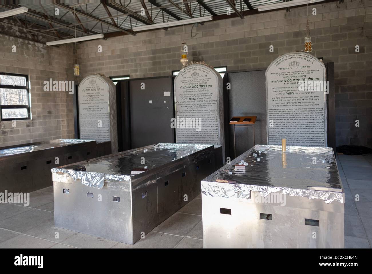 Die Grabsteine von drei Anführern der ungarischen Kosho hasdic-Gruppe. Im Kasho-Schtetl in Bedford Hills, Westchester, New York. Stockfoto