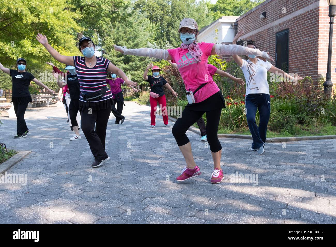 YUANJI-TANZEN ältere asiatisch-amerikanische Frauen bei einem täglichen Tanzkurs in einem Park in Flushing, Queens, New York City, der eine chinesische Tradition fortsetzt Stockfoto