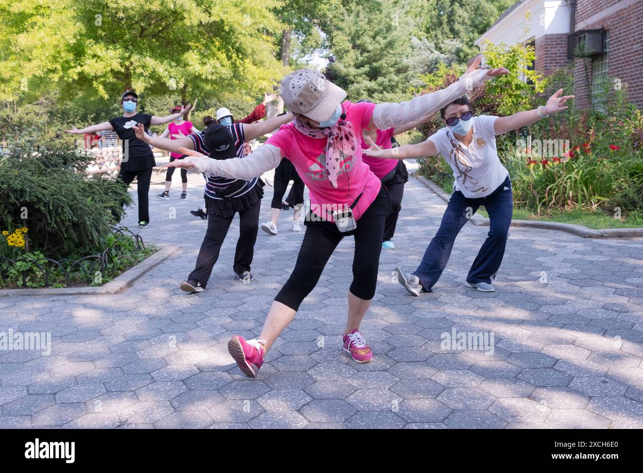 YUANJI-TANZEN ältere asiatisch-amerikanische Frauen bei einem täglichen Tanzkurs in einem Park in Flushing, Queens, New York City, der eine chinesische Tradition fortsetzt Stockfoto