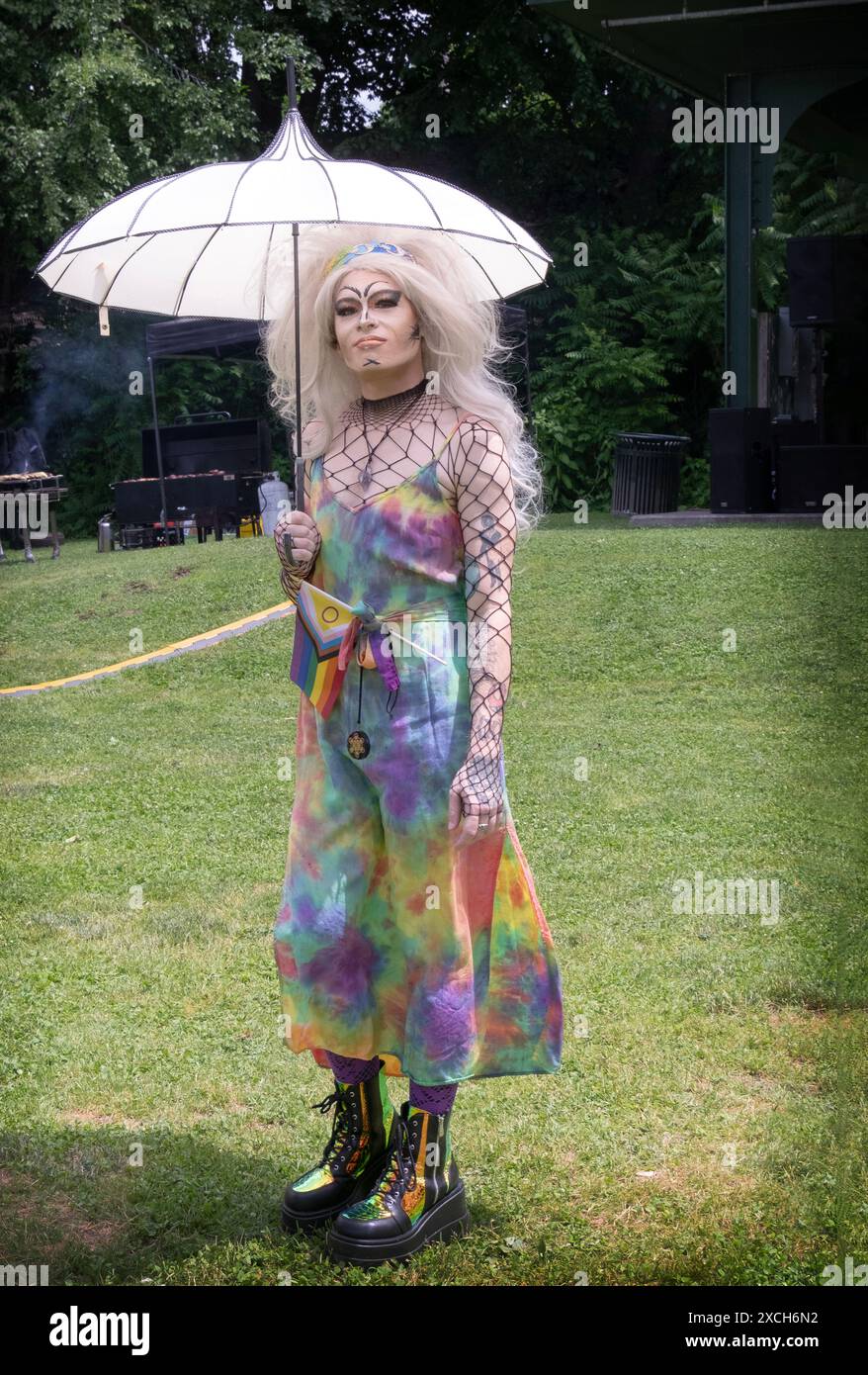 Ein schwuler Mann im Drag bei der Poughkeepsie Pride Parade 2024. Im Waryas Park auf der After Party. Selbst beschrieben als 100 % schwul. Stockfoto