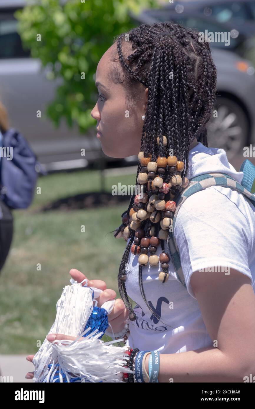 Eine schöne junge Dame mit langen Maissträngen, die mit Perlen verziert sind. Bei der Juneteenth Parade 2024 in Peekskill, westchester, New York. Stockfoto