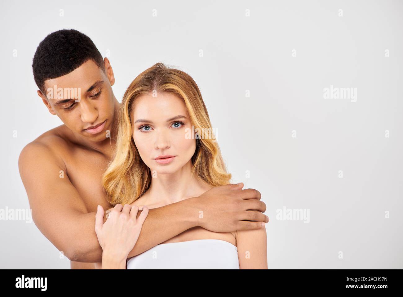 Mann und Frau teilen sich eine intime Umarmung auf weißem Hintergrund. Stockfoto