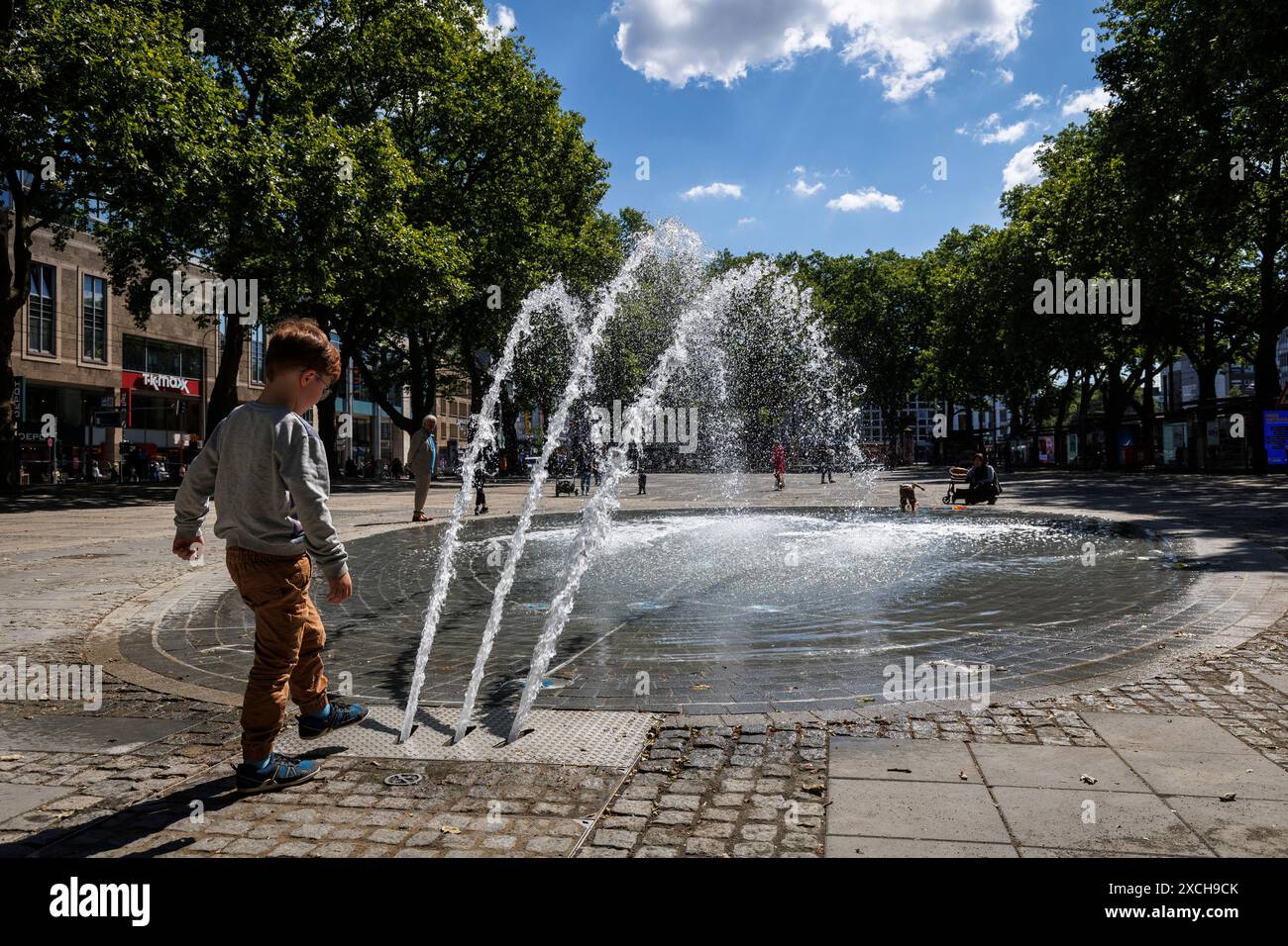 Brunnen am Neumarkt, der 1997 stillgelegte Brunnen wurde im Juni 2024 nach 27 Jahren wieder in Betrieb genommen. Springbrunnen Stockfoto