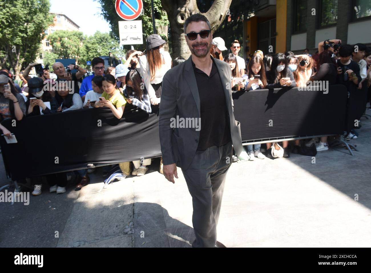 Mailand, Italien. Juni 2024. Der italienische Schauspieler RAOUL BOVA kommt zur GIORGIO ARMANI Modenschau, während der Mailand Fashion Week, Herrenmode 2025 (Foto: © Ervin Shulku/ZUMA Press Wire) NUR ZUR REDAKTIONELLEN VERWENDUNG! Nicht für kommerzielle ZWECKE! Stockfoto