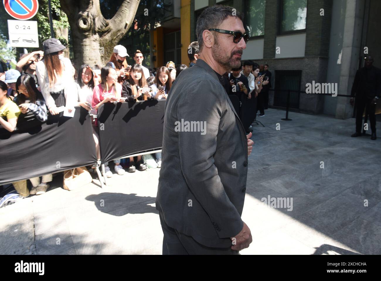 Mailand, Italien. Juni 2024. Der italienische Schauspieler RAOUL BOVA kommt zur GIORGIO ARMANI Modenschau, während der Mailand Fashion Week, Herrenmode 2025 (Foto: © Ervin Shulku/ZUMA Press Wire) NUR ZUR REDAKTIONELLEN VERWENDUNG! Nicht für kommerzielle ZWECKE! Stockfoto