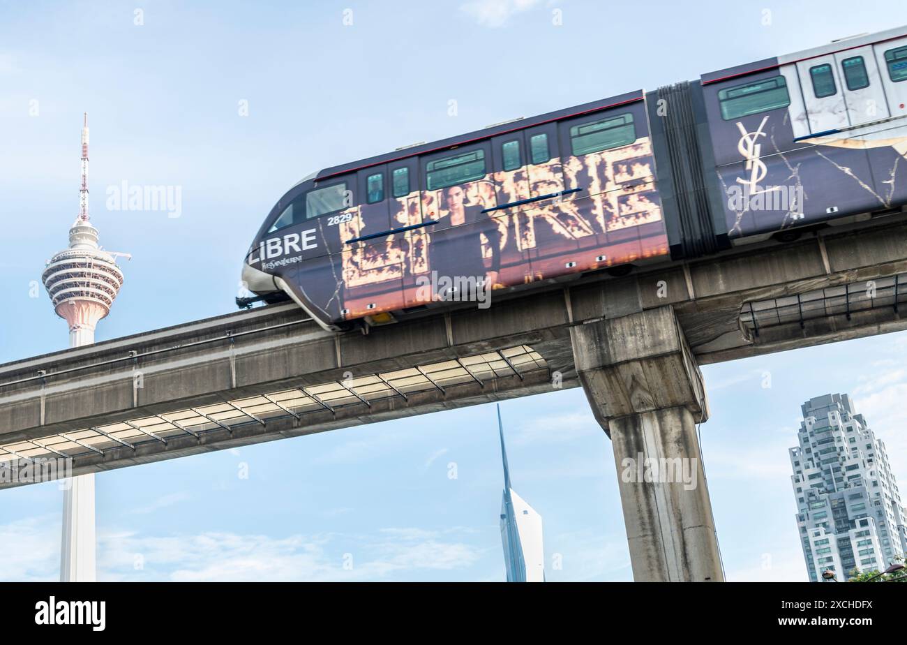 Kuala Lumpur, Malaysia 20. April 2023: Ein modernes, effizientes integriertes Verkehrsnetz, das Klang Valley Rapid Transit Metro System, windet mühelos Stockfoto