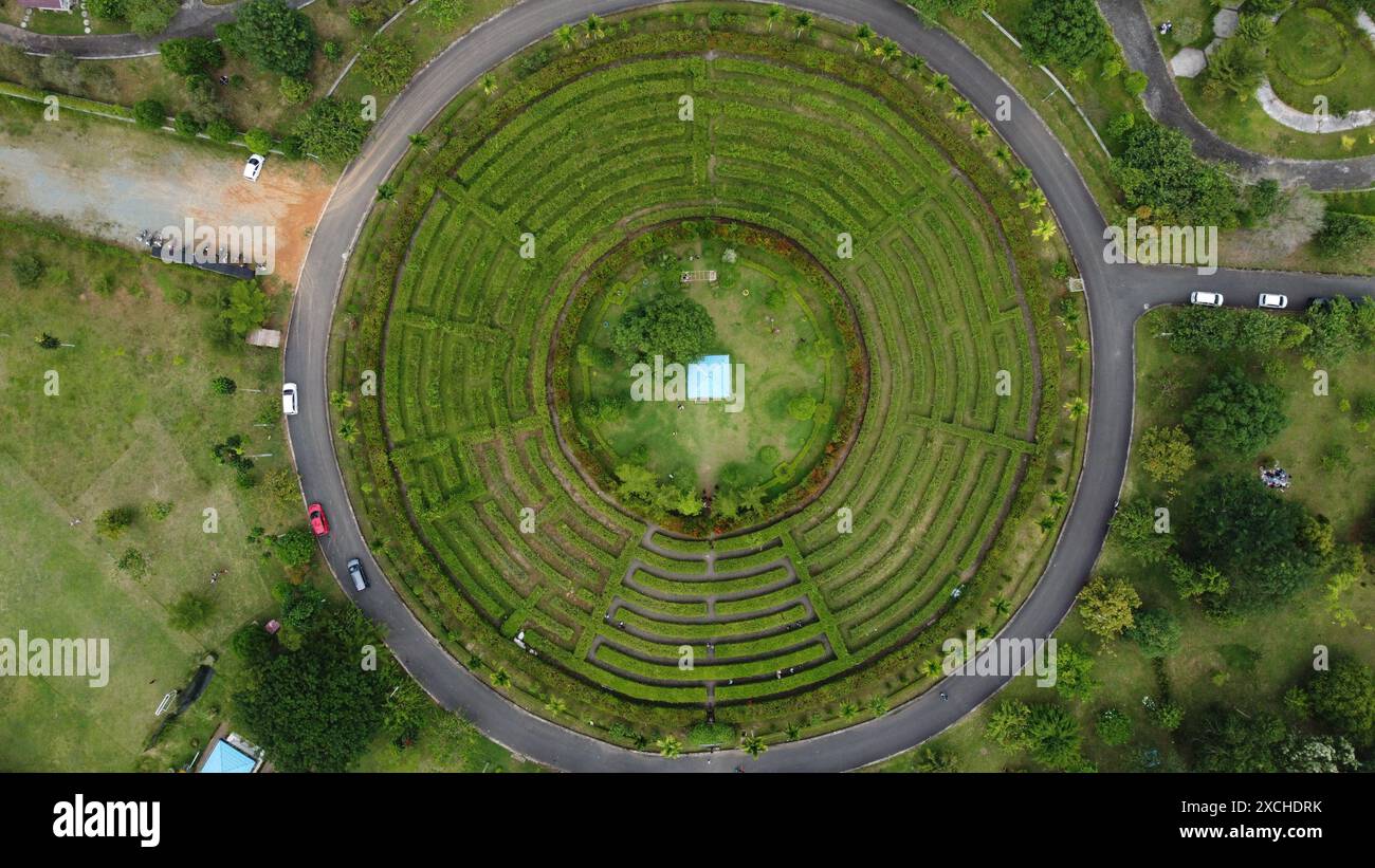 Vertikale Ansicht des Labyrinthkreises. Botanischer Garten Banua, Süd-Kalimantan, Indonesien Stockfoto