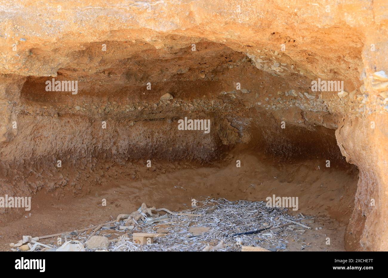 Überreste von antiken Gräbern, die in weichen Felsen geschnitten und durch die Aktivität des Meeres freigelegt wurden, aus dem 1. Und 2. Jahrhundert v. Chr., Aghios Antonios, Tilos, Griechenland. Stockfoto