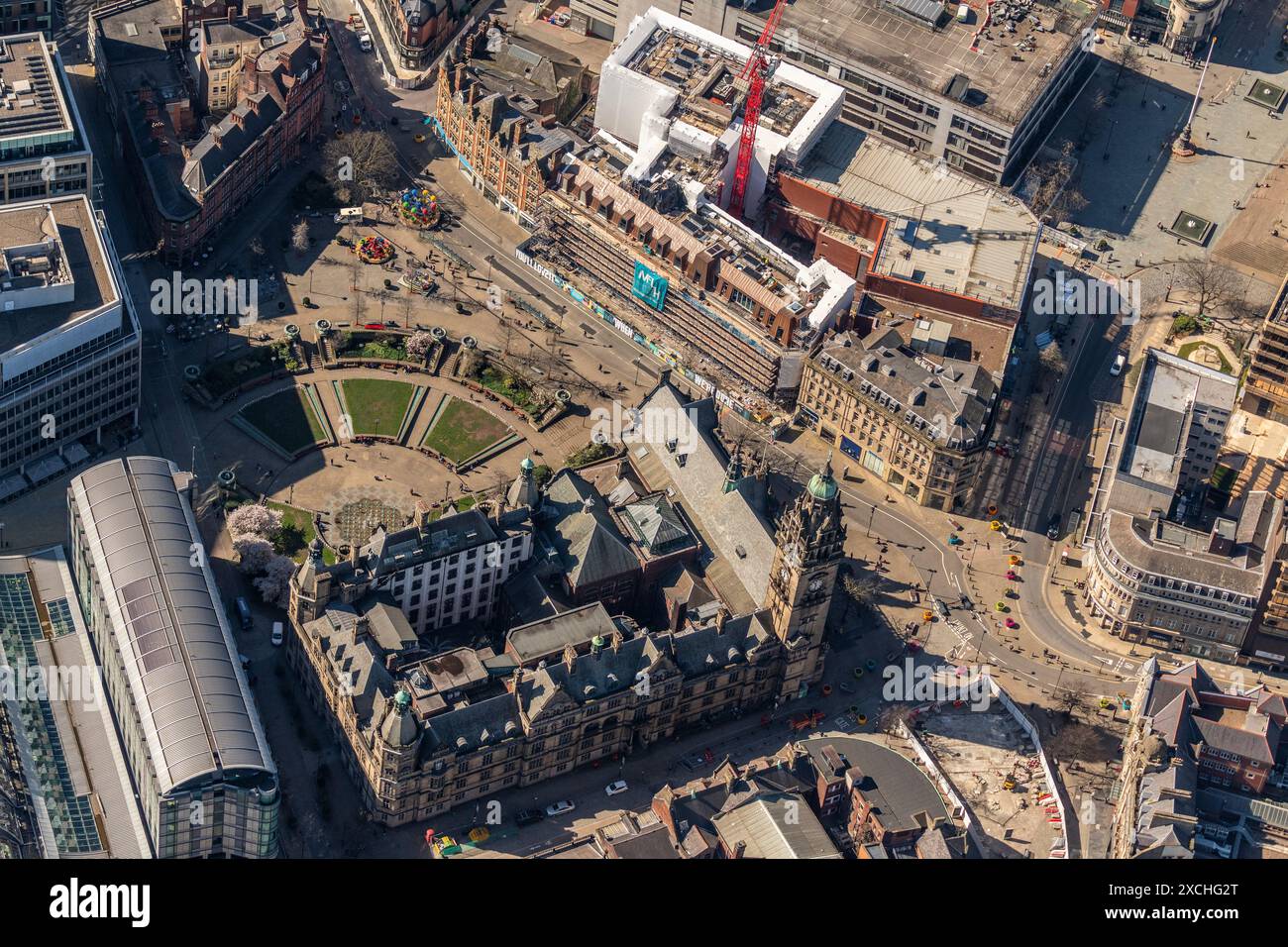 Luftbild von Sheffield Town Hall und Pinstone Street aus 2000 Metern Entfernung Stockfoto