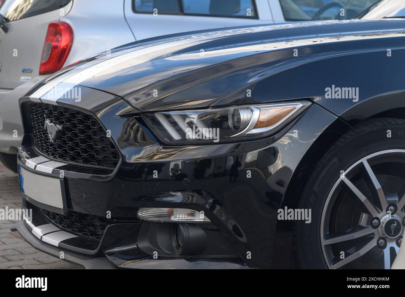 Gaziveren Zypern 14/03/2024 - Front- und Seitenansicht des Ford Mustang in Schwarz-weiß Stockfoto
