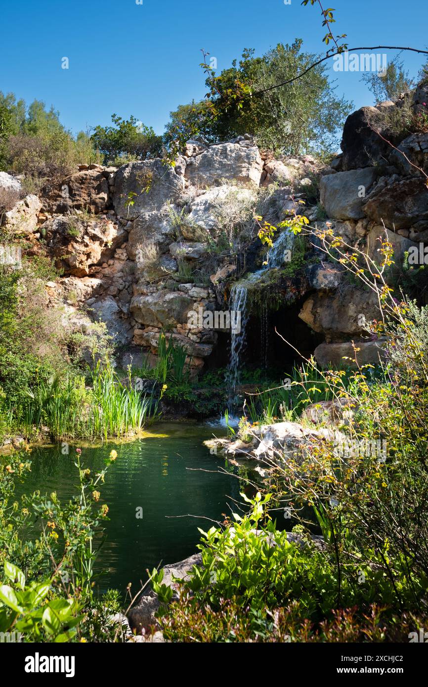 Wasserfallteich am Albarda-Garten (El Jardín de l’Albarda) Pedreguer La Sella Urbanisation, C/ Valencia Spanien Stockfoto