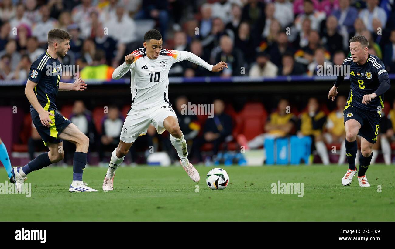 14.06.2024, DE, München, Fußball, Europameisterschaft 2024, Deutschland gegen Schottland, 14.06.2024, GER, München, Munich Football Arena, Ryan Christie (Schottland, 11), Jamal Musiala (Deutschland, 10) und Callum McGregor (Schottland, 8), Action, Duels, Fighting for the Ball, Credit: HMB Media/Heiko Becker/Alamy Live News Stockfoto