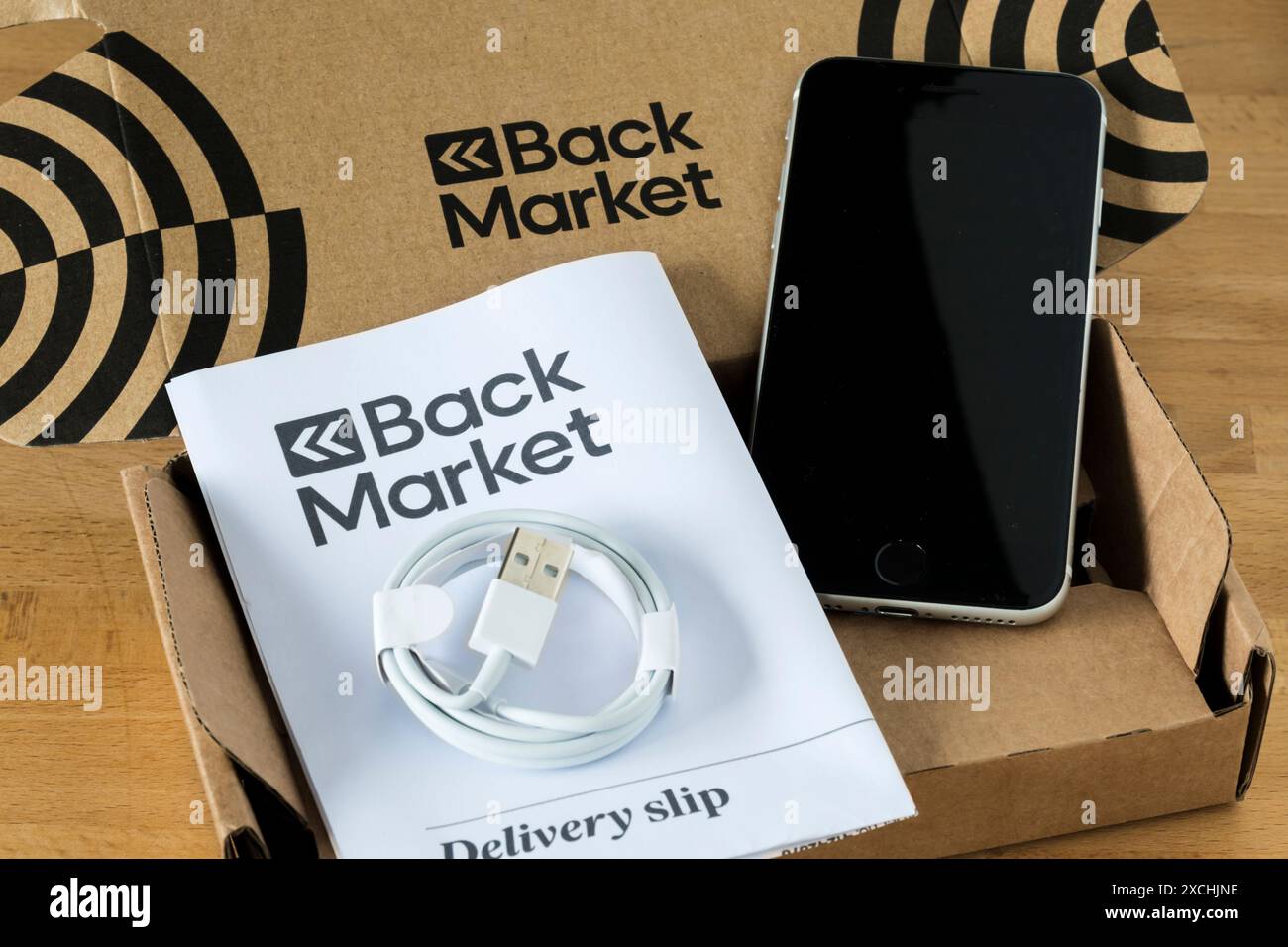 Ein renoviertes iPhone SE kaufte Second Hand vom Backmarket. Stockfoto