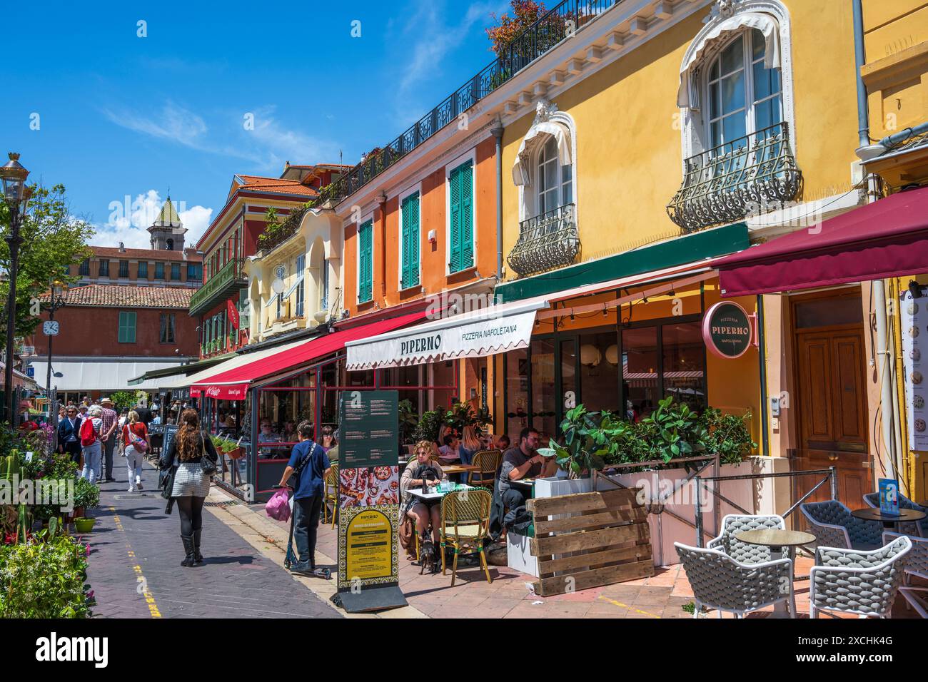 Farbenfrohe Gebäude und Restaurants am Cours Saleya in der Altstadt von Nizza, der französischen Riviera, der Côte d'Azur, der Provence, Frankreich Stockfoto