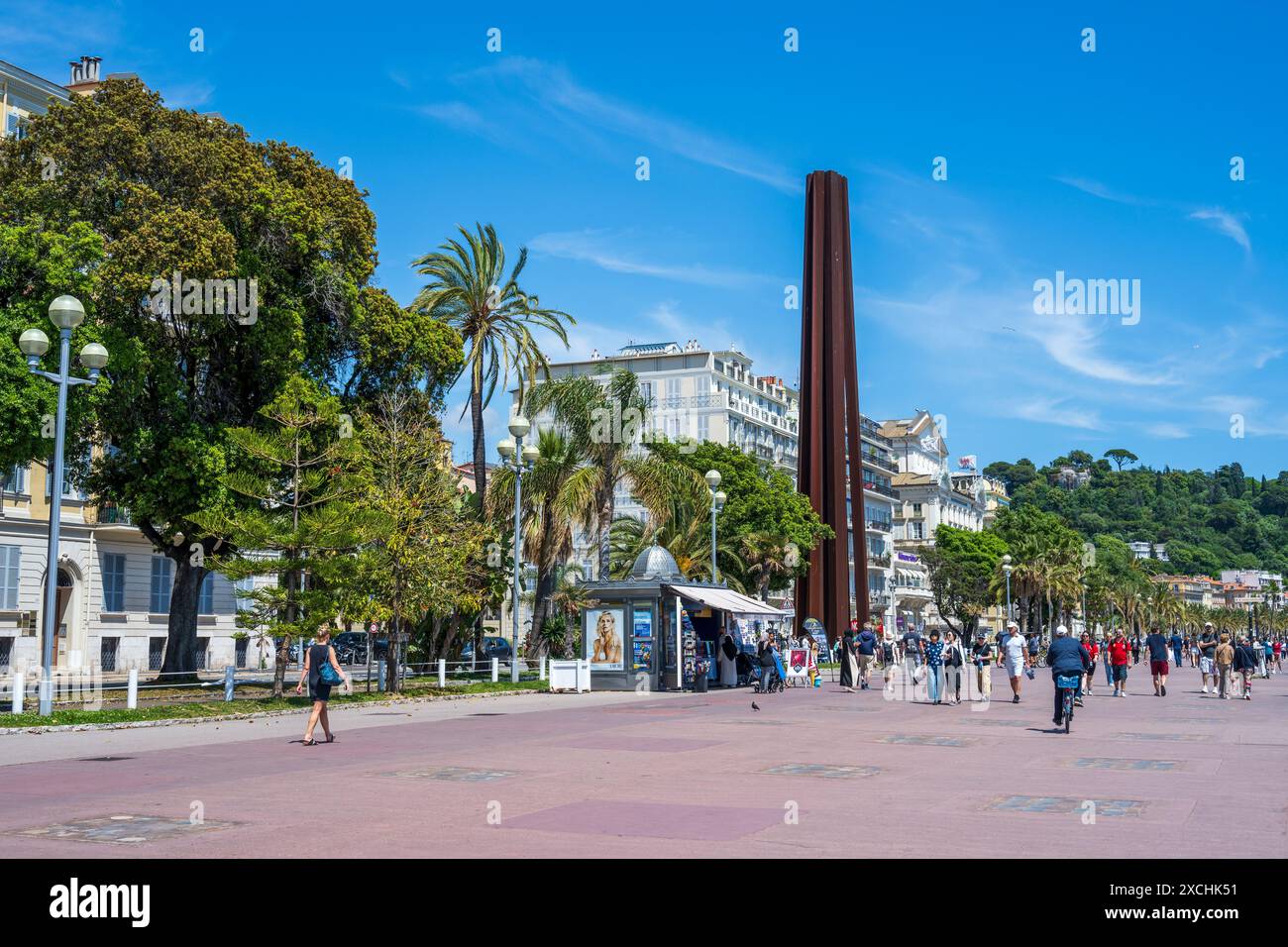 Stahldenkmal Neuf Lignes Obliques (neun schräge Linien) am Quai des états-Unis in der Altstadt von Nizza, französische Riviera, Côte d'Azur, Provence, Frankreich Stockfoto