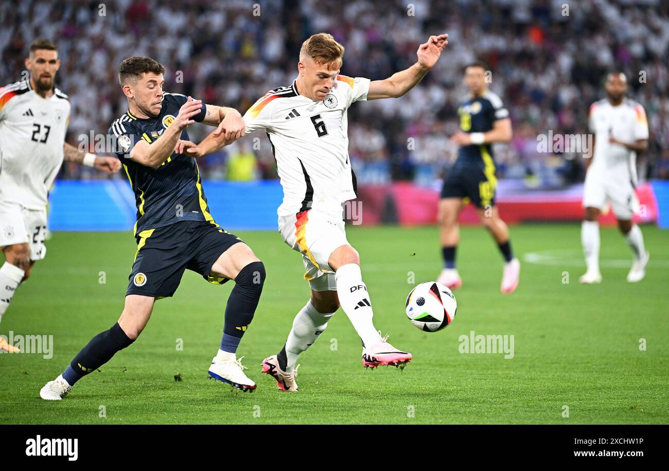 Fussball, Europameisterschaft, EURO 2024, Gruppe A, Allianz Arena MŸnchen: Deutschland - Schottland; Joshua Kimmich (DE), Stuart Armstrong (SCO). Aktion Stockfoto