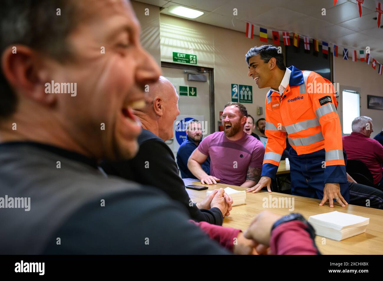 Premierminister Rishi Sunak spricht mit den Besatzungsmitgliedern in der Kantine der Bravo-Gasplattform Rough 47/3B in der Nordsee, während er sich auf dem Wahlkampfpfad der allgemeinen Wahl befindet. Bilddatum: Montag, 17. Juni 2024. Stockfoto